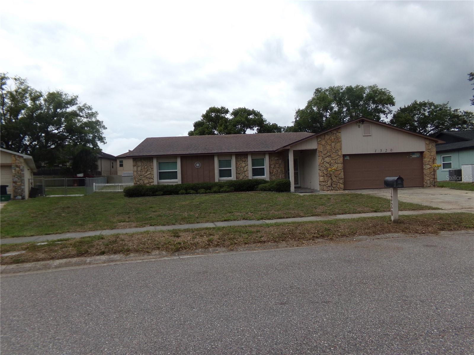 1320 GLADIOLAS DR — photo 2