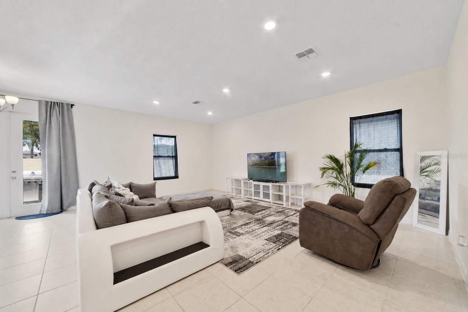 9222 WAVERLY WALK — photo 2