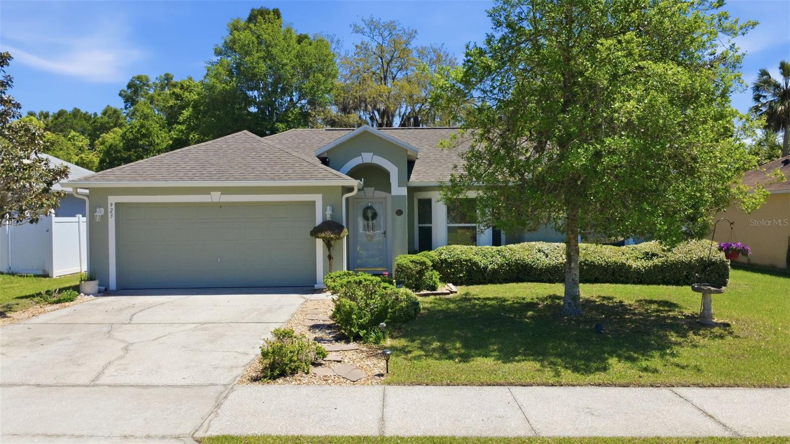 923 CASCADES PARK, DELAND FL 32720 — MLS #MFRV4948491 | 4 Bed 2 Bath Home